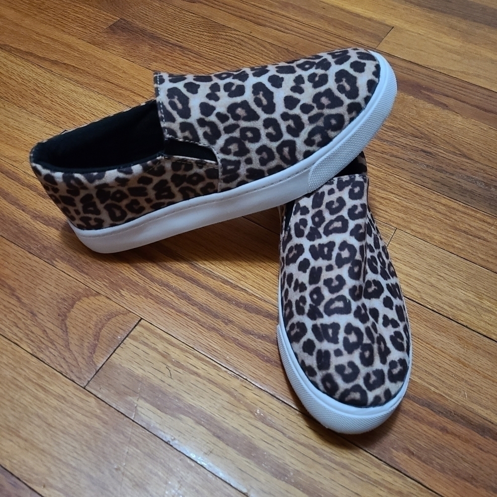 NWOT Francesca'a SODA Leopard Print Slip On Shoes